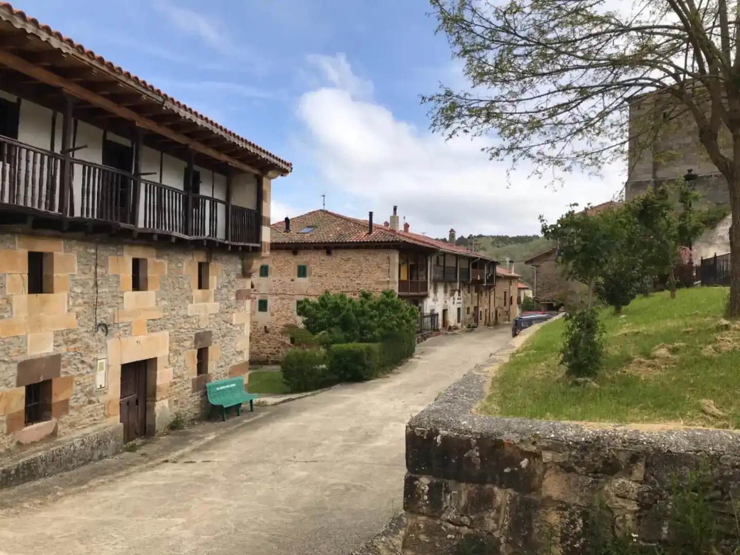 Vista exterior de Casa adosada en venda en Valle de Manzanedo amb Balcó