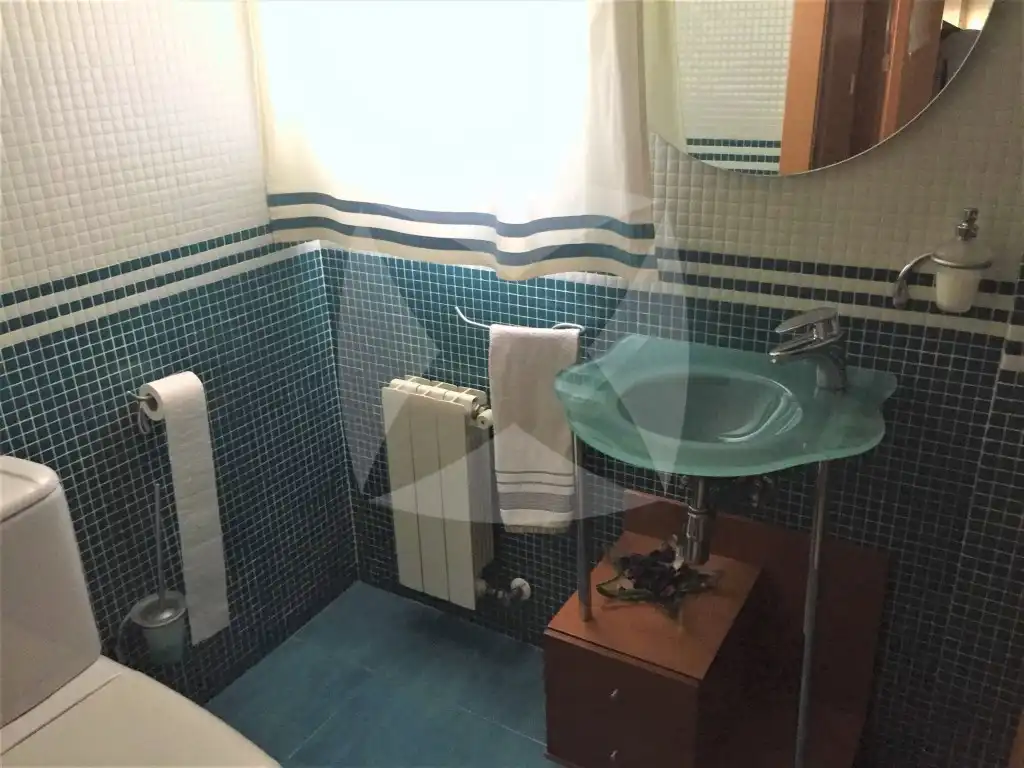 Bany de Casa o xalet en venda en Badajoz amb Aire condicionat, Calefacció i Jardí privat