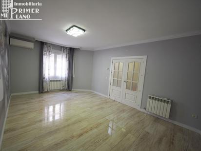 Dormitori de Casa adosada en venda en Tomelloso amb Aire condicionat i Balcó
