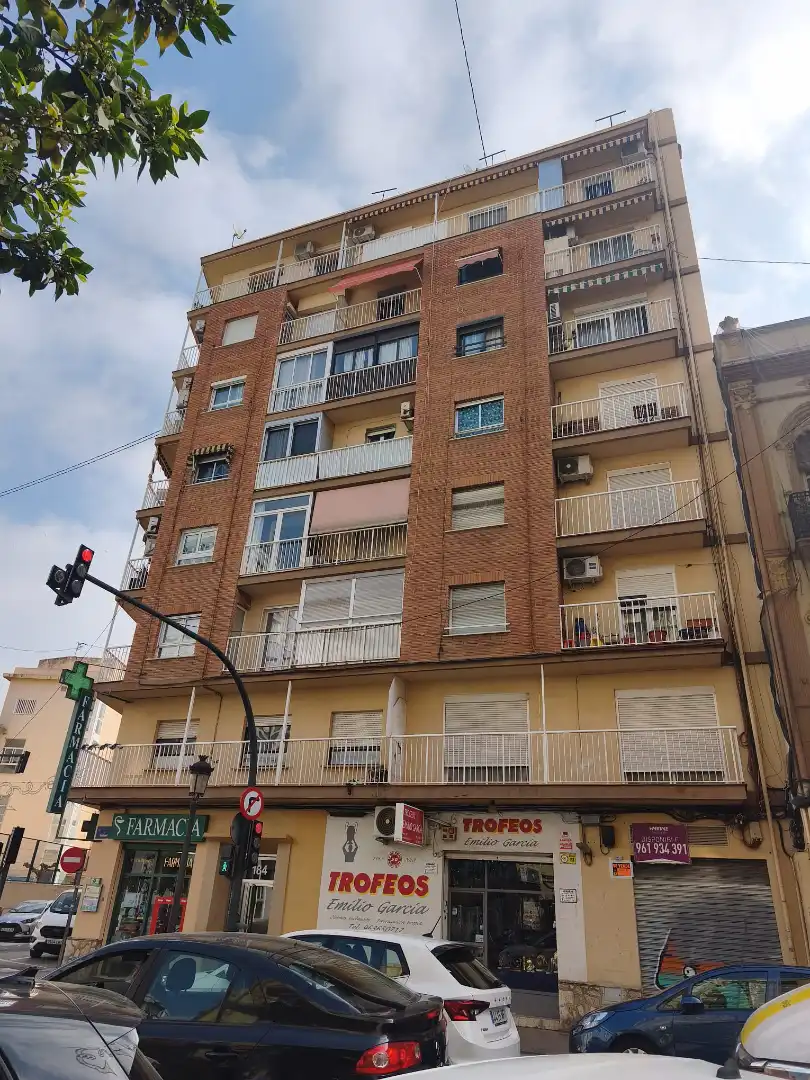 Vista exterior de Pis en venda en Valencia amb Forn, Microones i Alarma