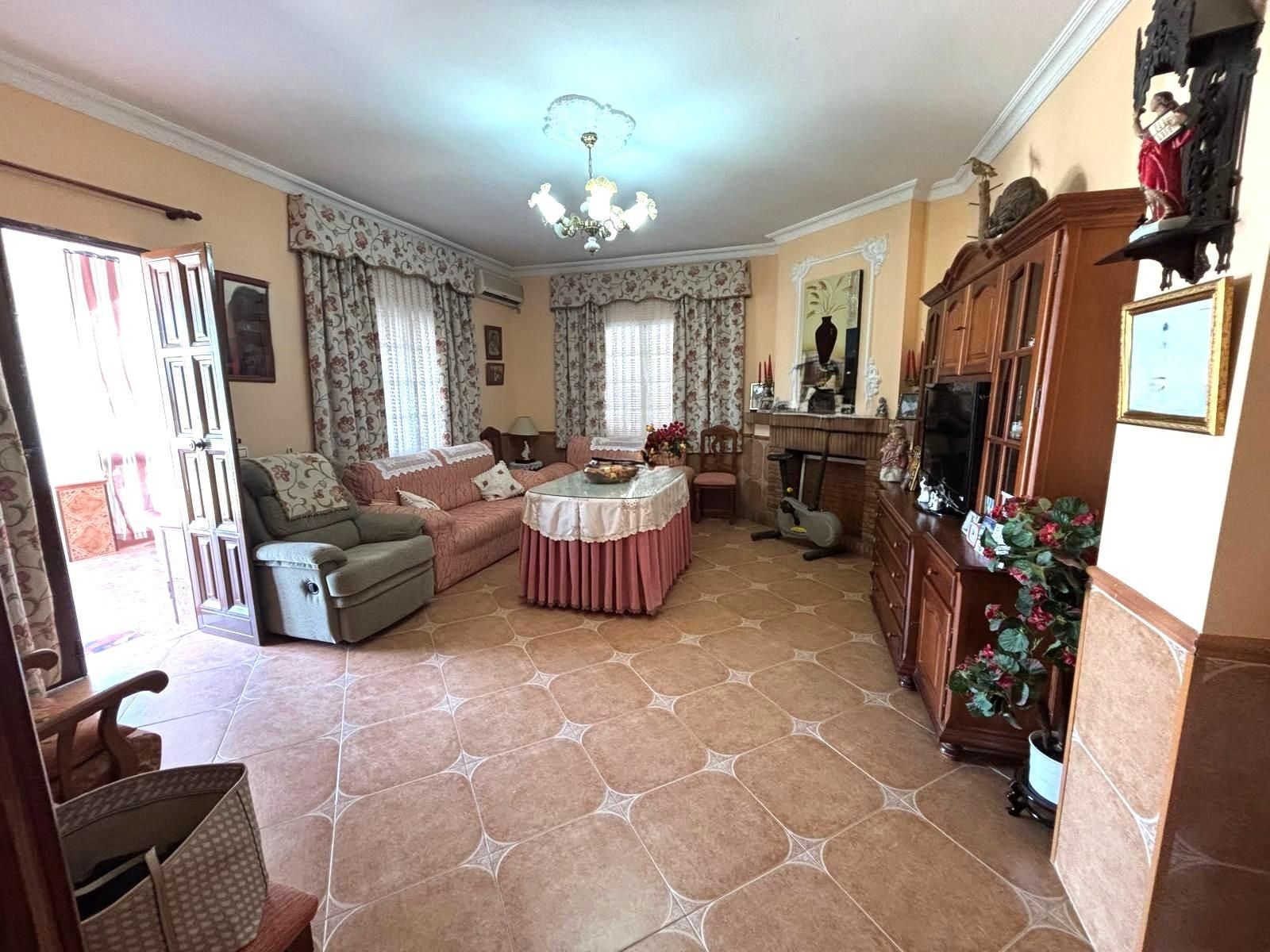 Sala d'estar de Casa o xalet en venda en Villaverde del Río amb Piscina