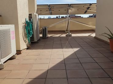 Villa con balcone in vendita a Carrer de Pujós 60