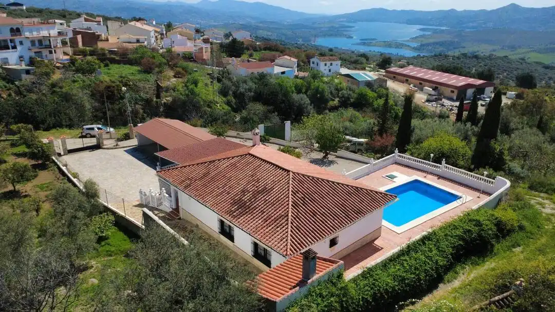 Vista exterior de Piso en venta en Periana con Trastero