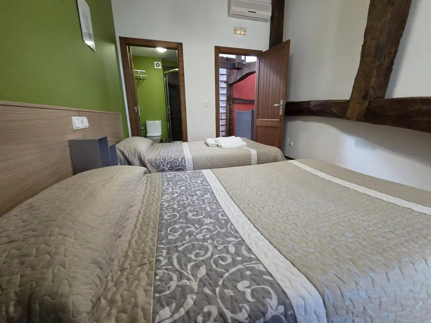 Schlafzimmer von Country house zum Verkauf in Campezo / Kampezu mit Möbliert