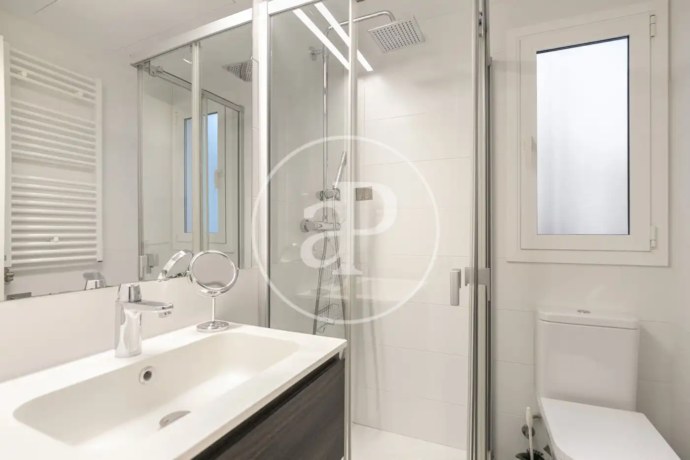 Badezimmer von Wohnung zum Verkauf in Barcelona mit Klimaanlage, Heizung und Terrasse
