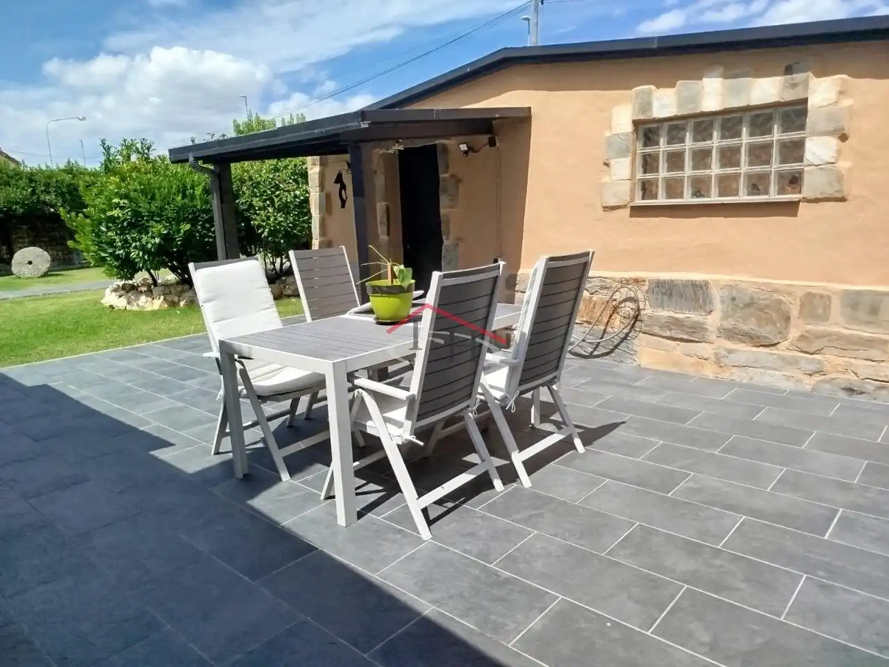 Terrassa de Casa o xalet en venda en Villadangos del Páramo amb Calefacció, Jardí privat i Piscina