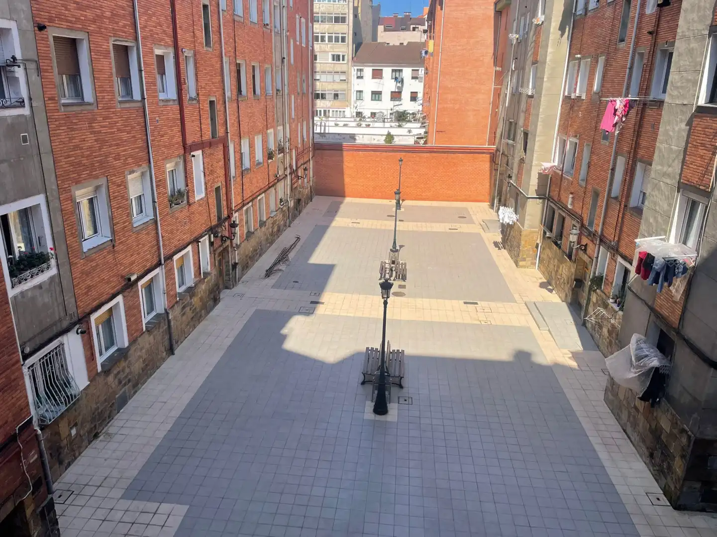 Außenansicht von Wohnung zum Verkauf in Gijón  mit Heizung, Terrasse und Abstellraum