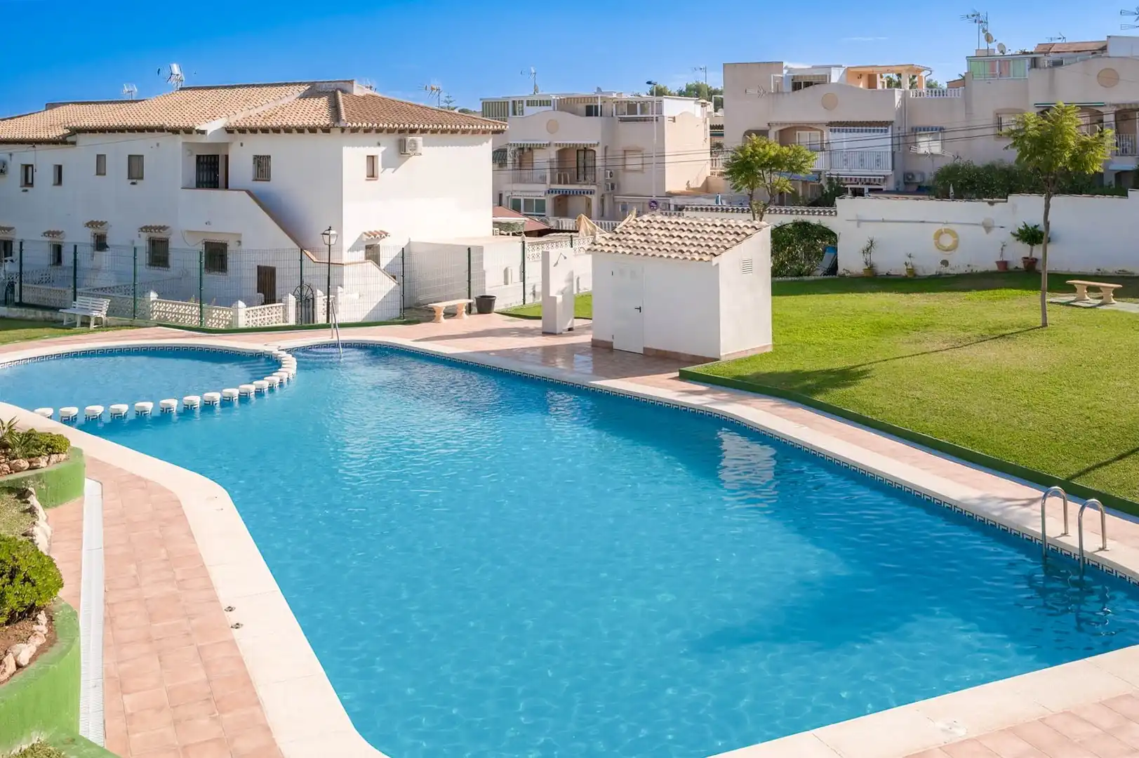 Schwimmbecken von Einfamilien-Reihenhaus zum Verkauf in Torrevieja mit Klimaanlage, Privatgarten und Terrasse