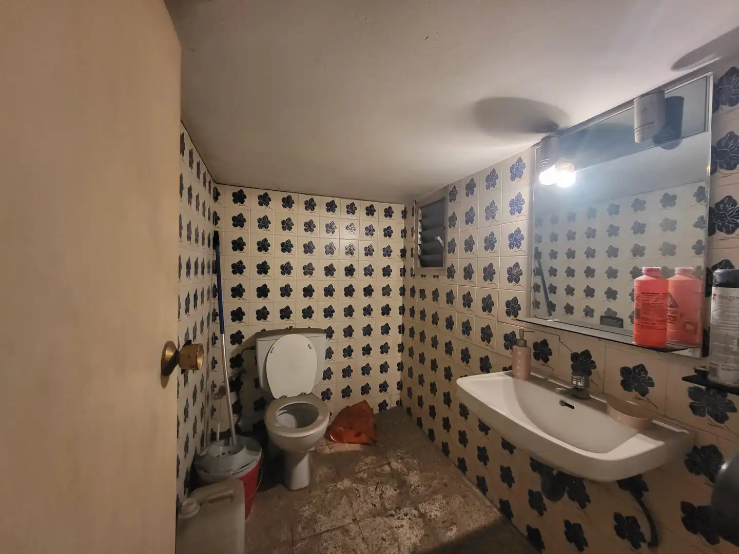 Baño de Local en venta en L'Hospitalet de Llobregat