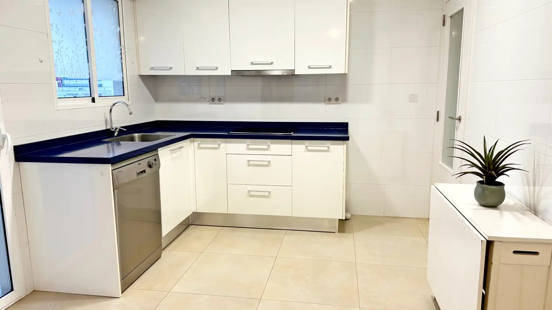 Cuina de Apartament de lloguer en Gandia amb Aire condicionat, Calefacció i Moblat