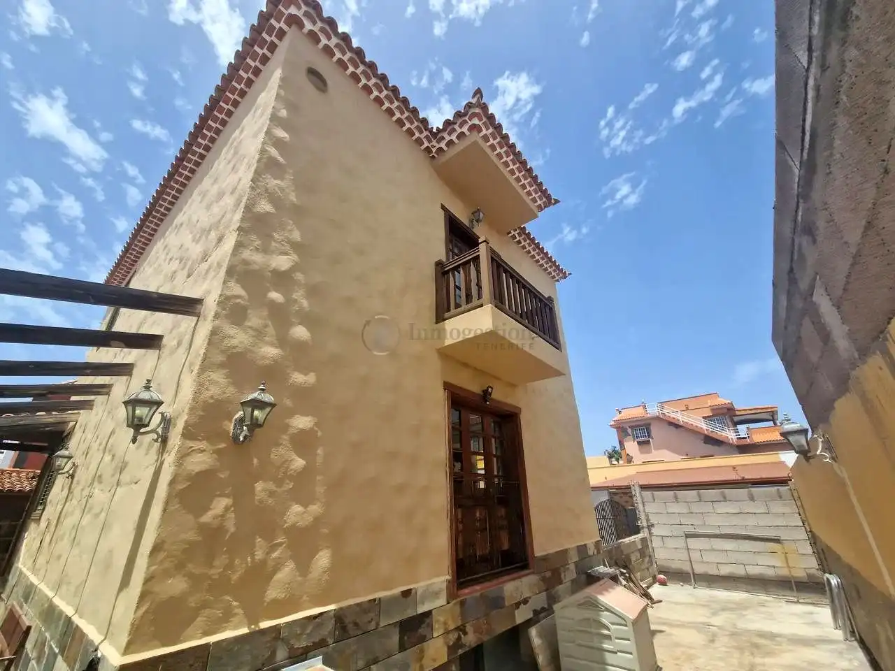 Vista exterior de Casa o xalet en venda en Arona amb Jardí privat, Terrassa i Traster