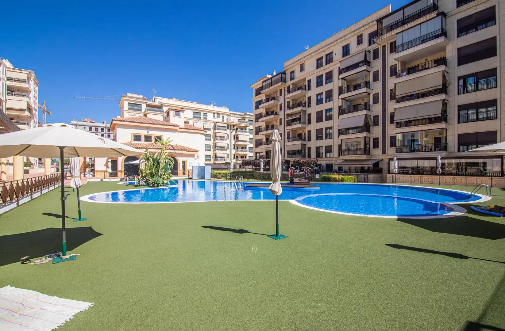 Piscina de Pis en venda en Elche / Elx amb Aire condicionat, Calefacció i Jardí privat