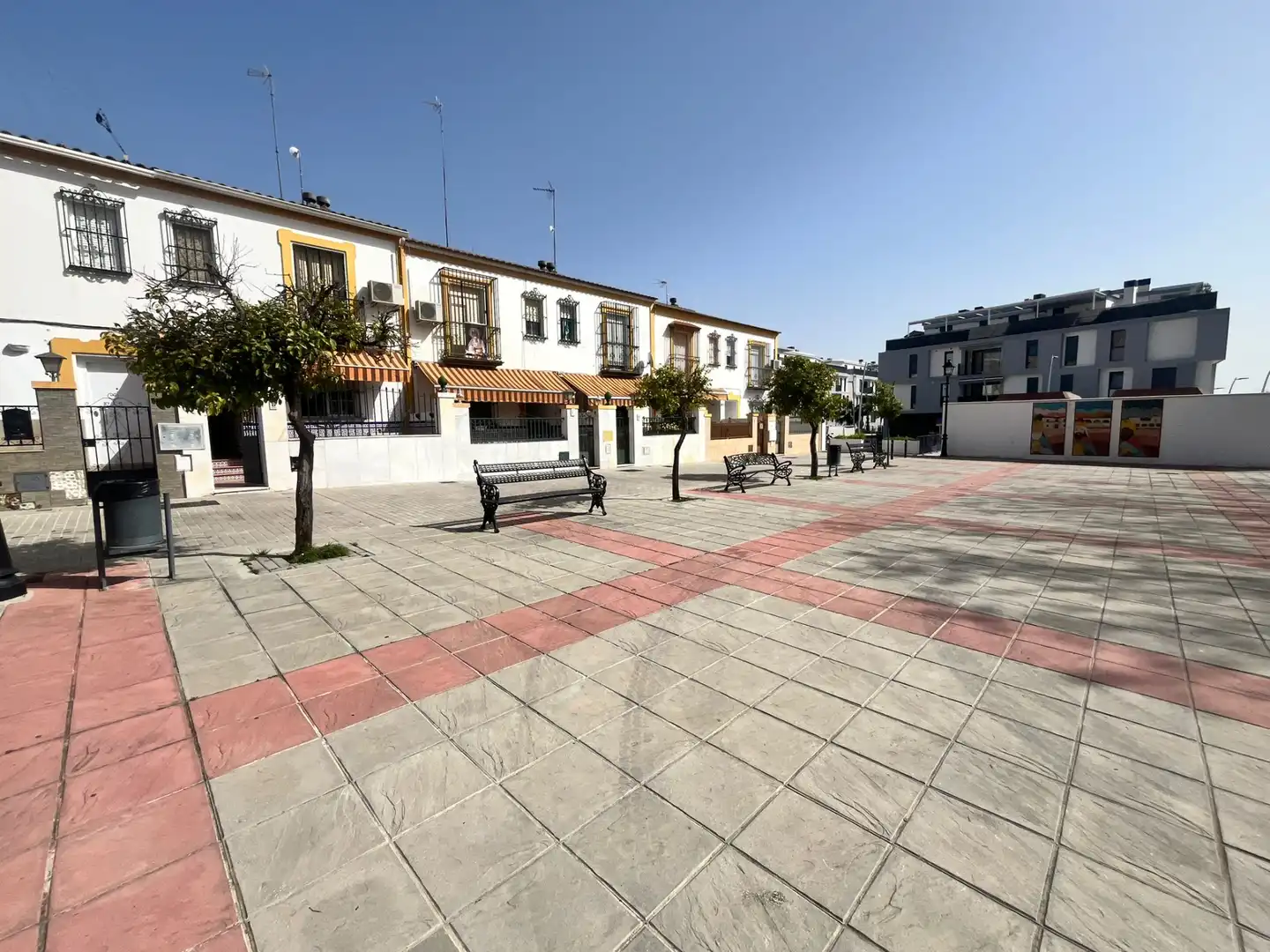 Außenansicht von Einfamilien-Reihenhaus zum Verkauf in Tomares mit Klimaanlage, Abstellraum und Möbliert