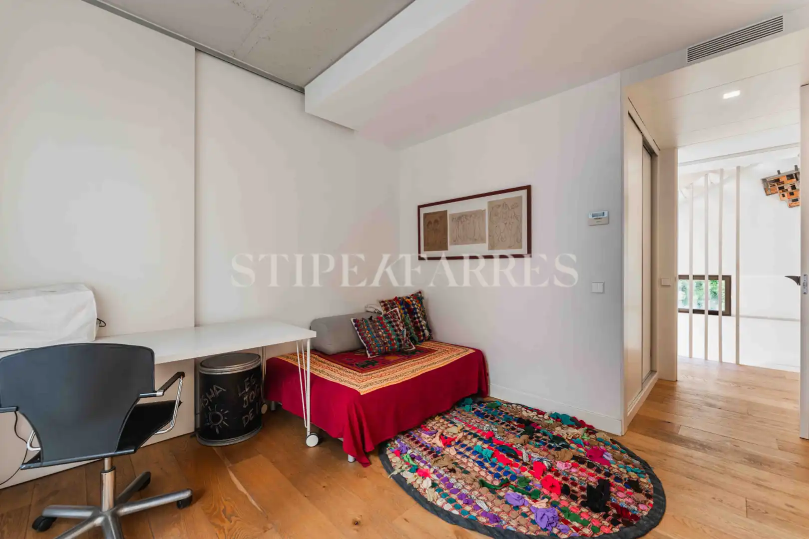 Habitación de Casa adosada en venta en Barcelona con Aire acondicionado, Calefacción y Jardín privado
