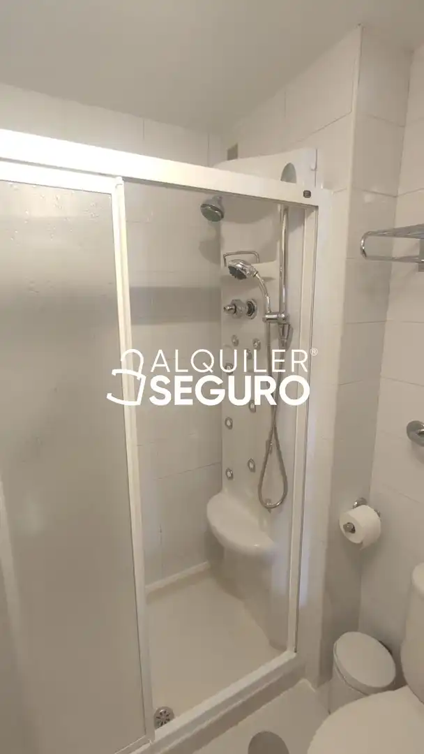 Bathroom of Flat for rent in Madrid  with Air Conditioner, Heating and Terrace