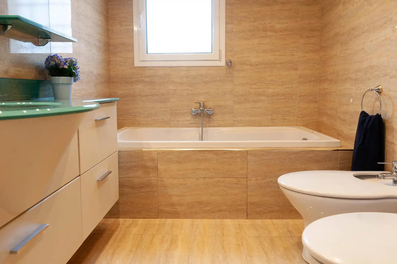 Badezimmer von Haus oder Chalet zum Verkauf in L'Escala mit Klimaanlage, Heizung und Privatgarten