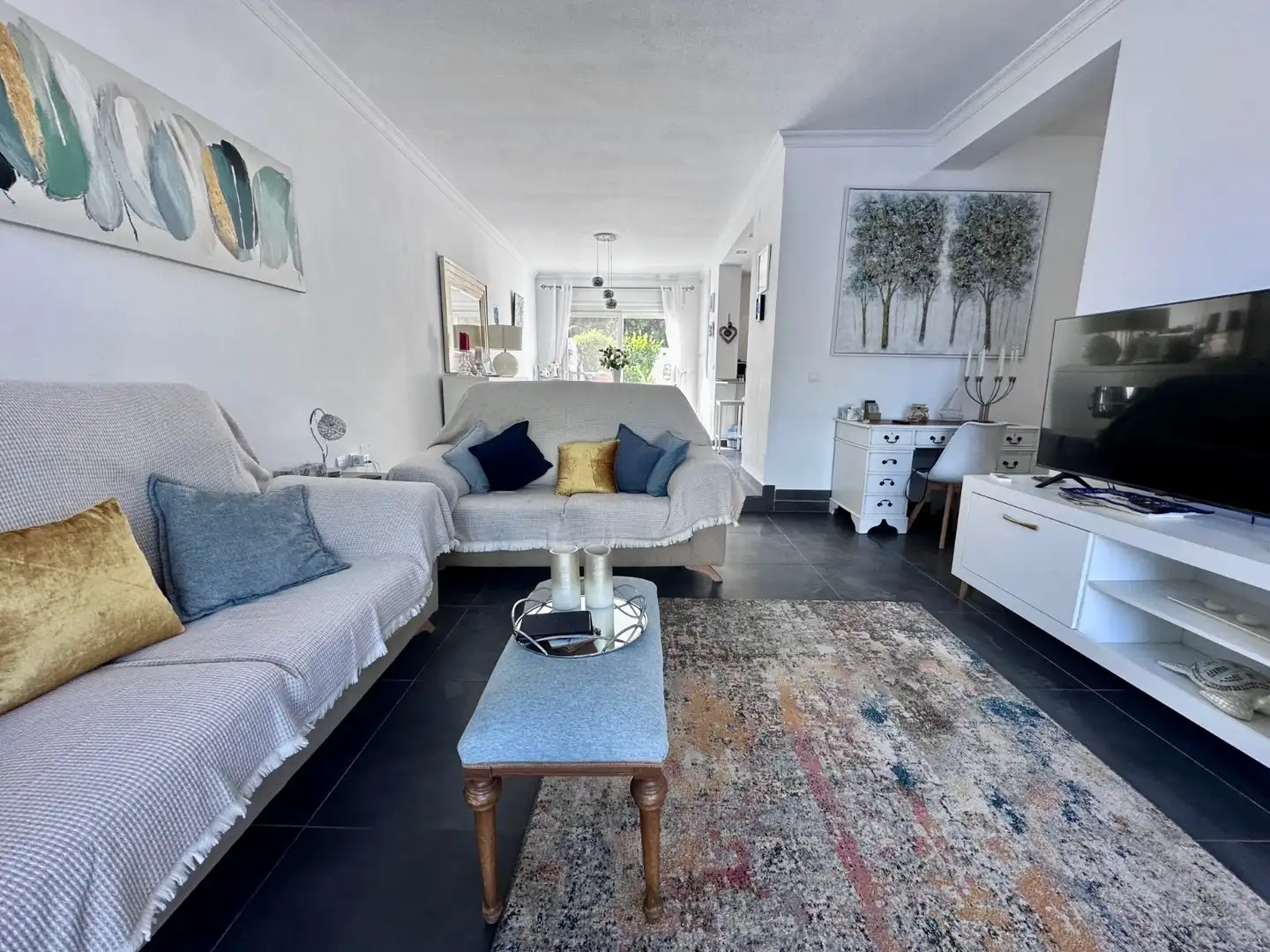 Sala d'estar de Casa o xalet en venda en Puerto de la Duquesa