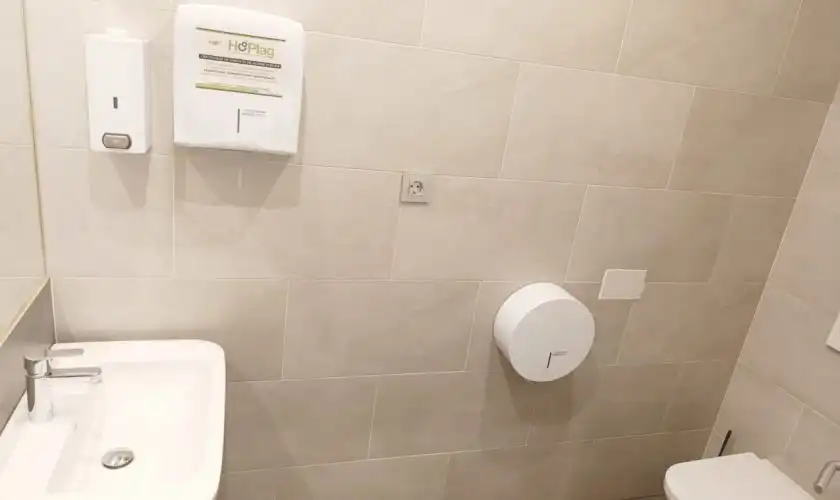 Baño de Local de alquiler en Carboneras con Aire acondicionado y Calefacción