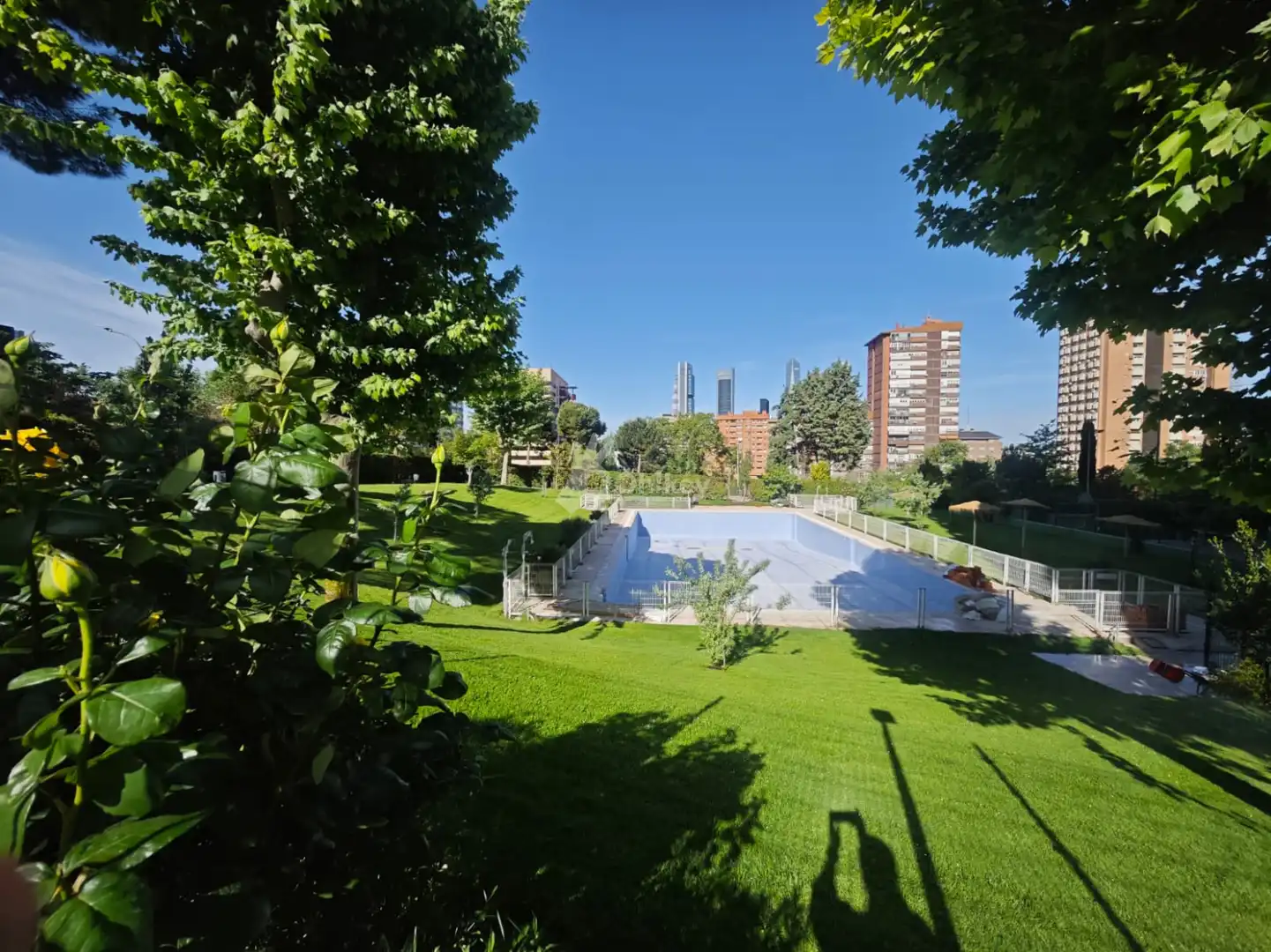 Piscina de Local en venta en Madrid con Aire acondicionado