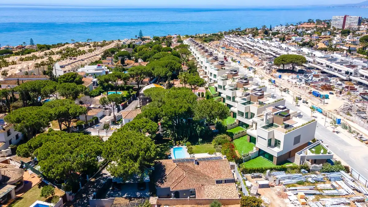 Vista exterior de Casa o xalet en venda en Marbella amb Aire condicionat, Calefacció i Jardí privat