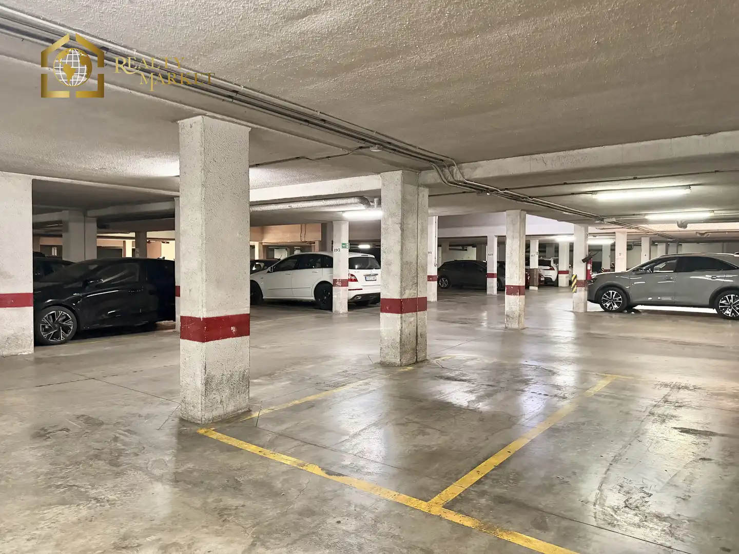 Parking of Flat for sale in Valencia  with Private garden, Furnished and Washing machine