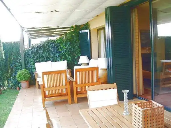 Terrasse von Einfamilien-Reihenhaus zum Verkauf in Navata mit Heizung, Privatgarten und Terrasse