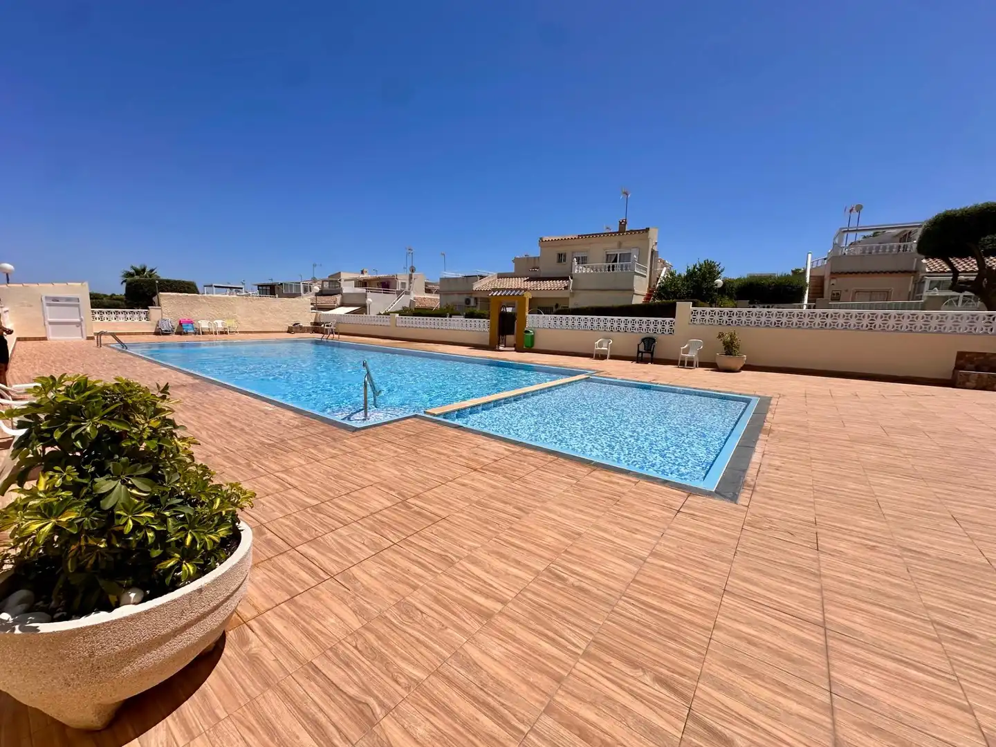 Piscina de Casa adosada en venda en Torrevieja amb Aire condicionat, Calefacció i Jardí privat