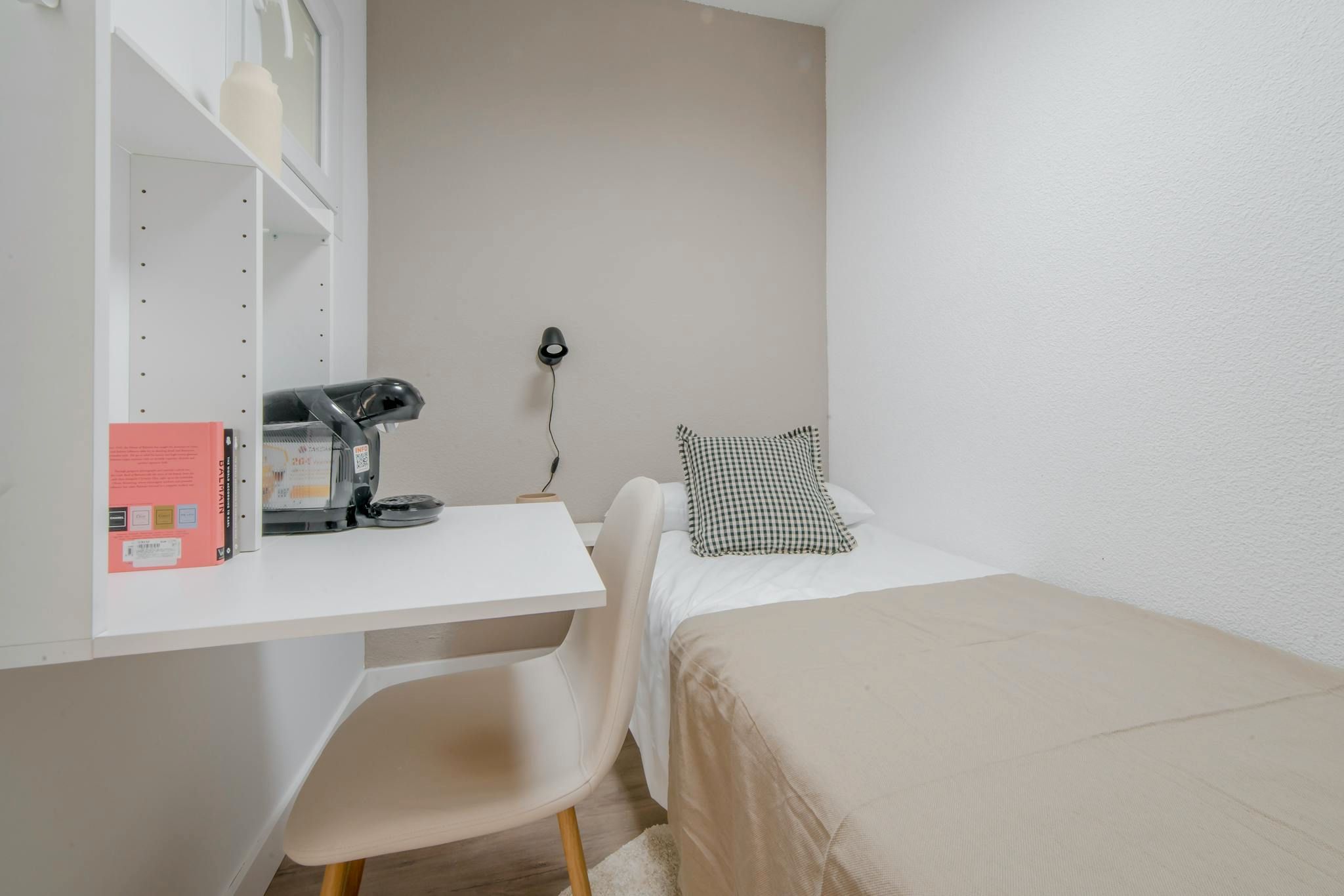 Bedroom of Flat to share in  Madrid Capital  with Heating, Washing machine and TV