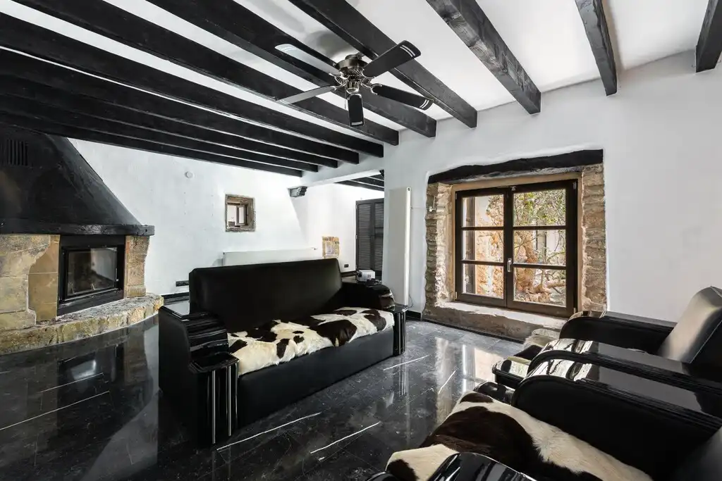 Sala de estar de Finca rústica en venta en Pollença con Aire acondicionado