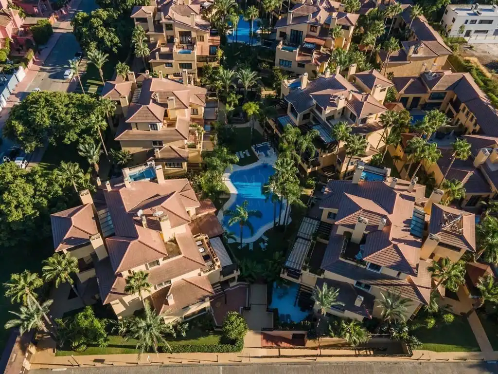 Vista exterior de Casa o xalet de lloguer en Marbella amb Aire condicionat, Jardí privat i Piscina