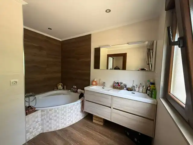 Bany de Casa o xalet en venda en Avilés amb Jardí privat, Terrassa i Moblat