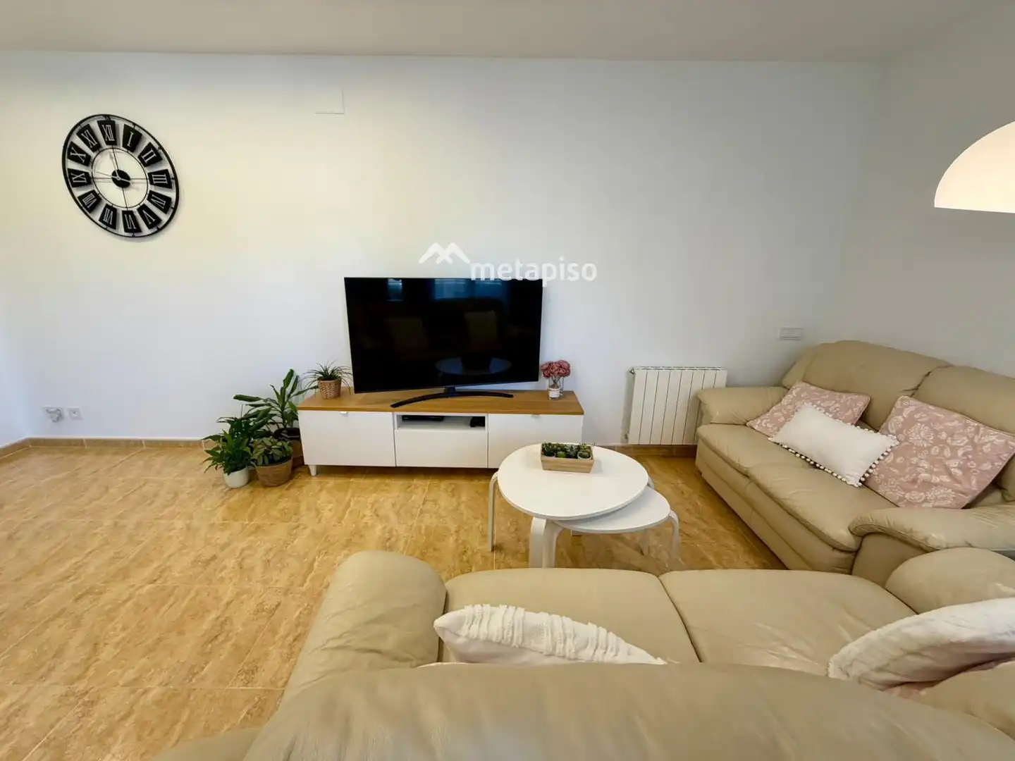 Sala de estar de Casa adosada en venta en Santa Margarida I Els Monjos con Aire acondicionado, Calefacción y Terraza