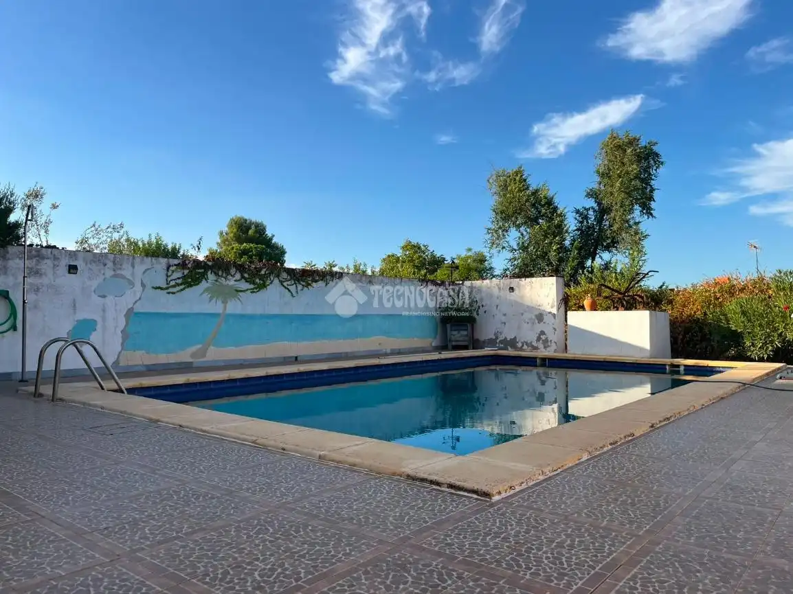 Piscina de Finca rústica en venta en Carmona