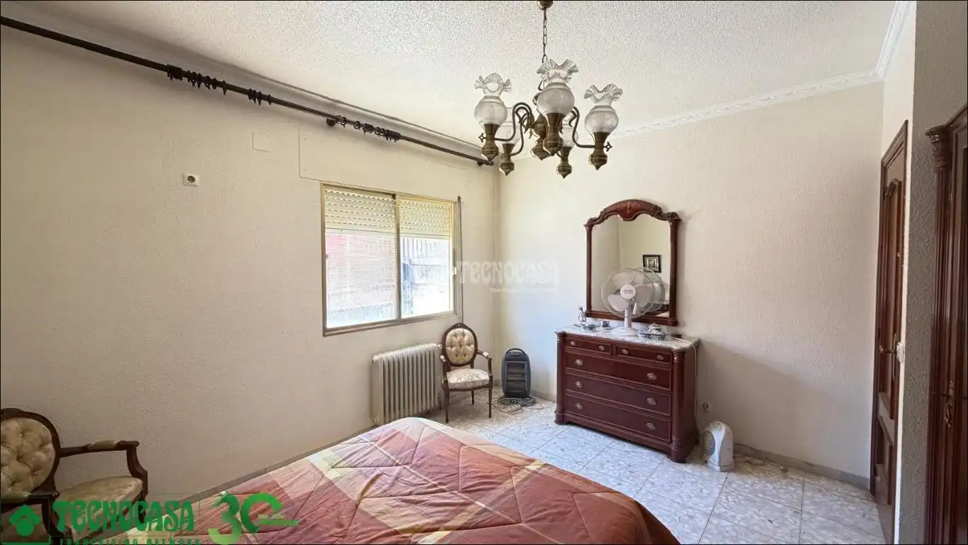 Dormitori de Casa adosada en venda en Alcázar de San Juan amb Calefacció, Jardí privat i Terrassa