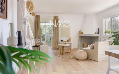 Sala d'estar de Casa o xalet en venda en Rubí amb Aire condicionat, Calefacció i Jardí privat