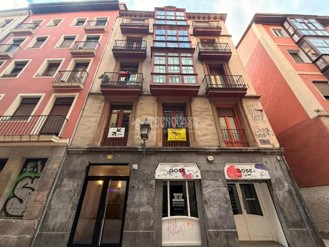 Vista exterior de Pis en venda en Bilbao  amb Calefacció
