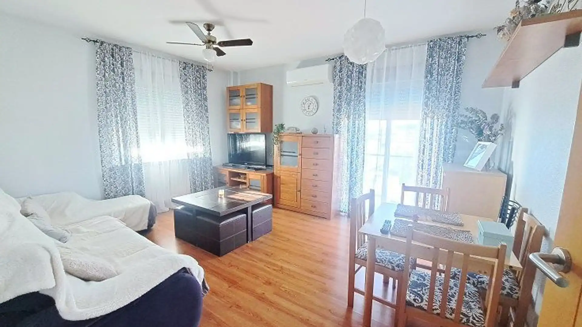 Habitación de Piso en venta en Valdepeñas con Aire acondicionado, Calefacción y Piscina comunitaria