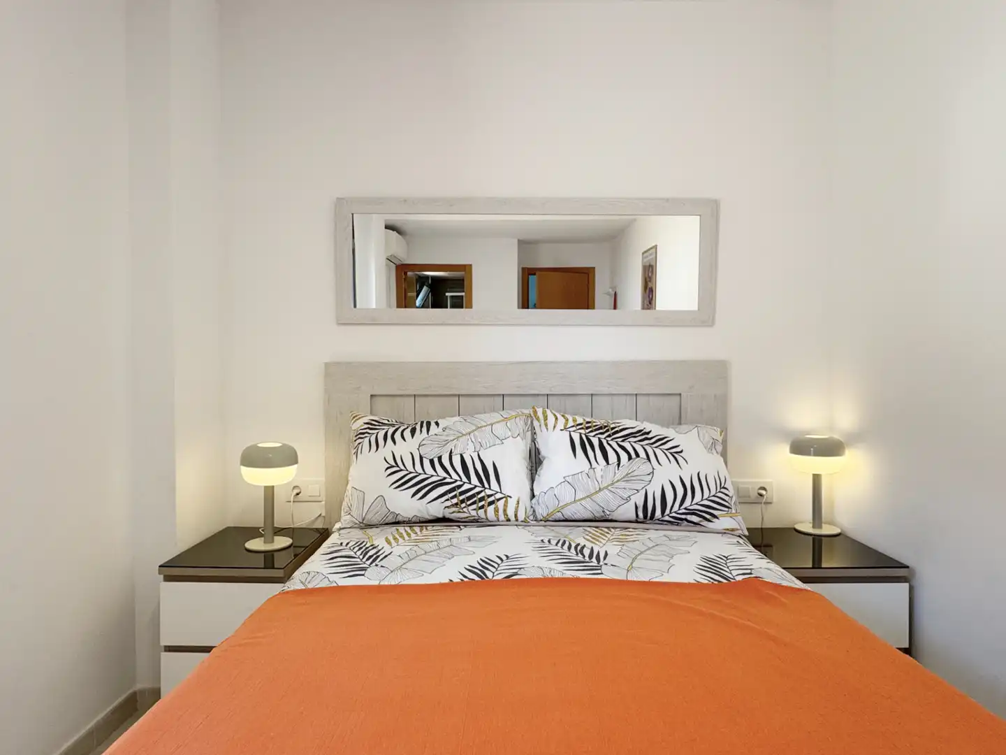 Dormitori de Apartament en venda en L'Escala amb Aire condicionat, Terrassa i Moblat