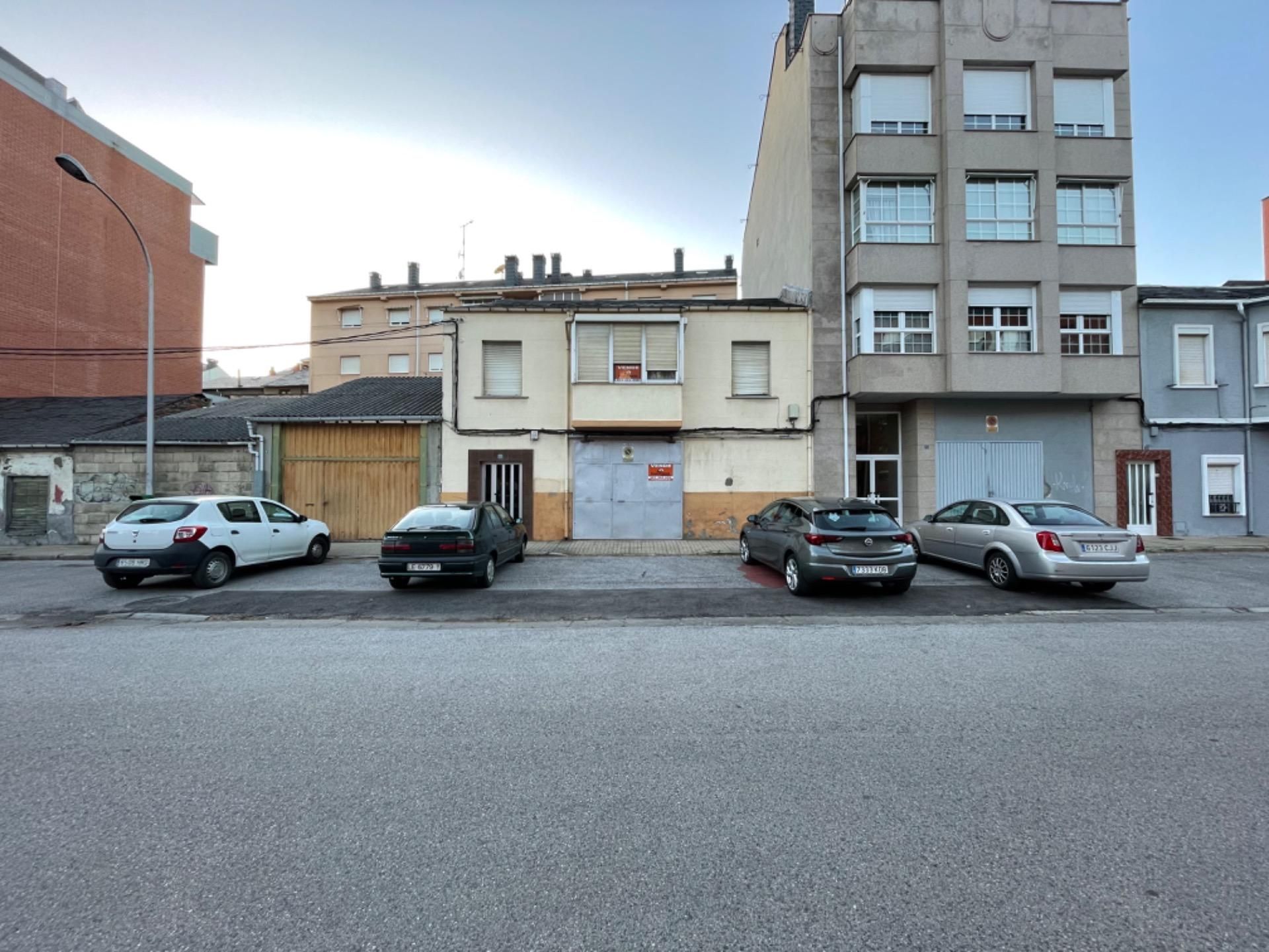 Vista exterior de Casa o xalet en venda en Ponferrada amb Calefacció i Traster