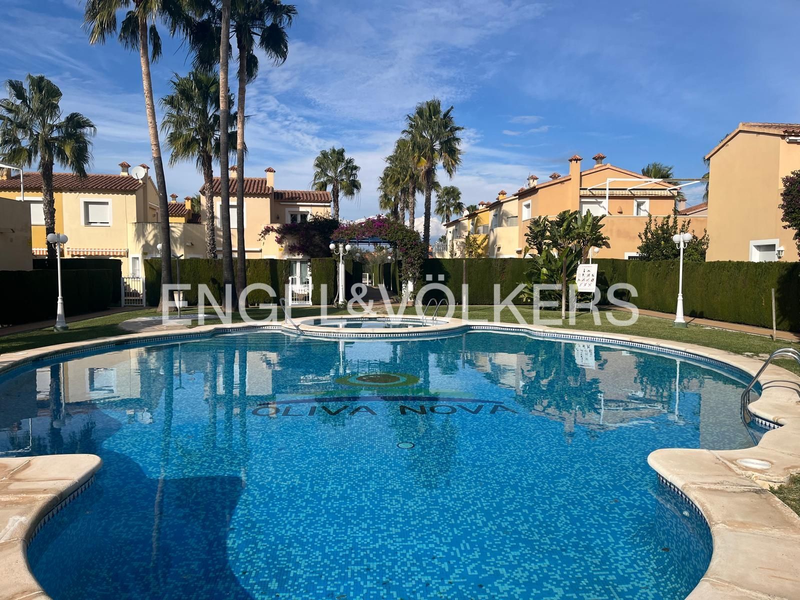 Piscina de Casa adosada de lloguer en Oliva amb Aire condicionat, Calefacció i Jardí privat