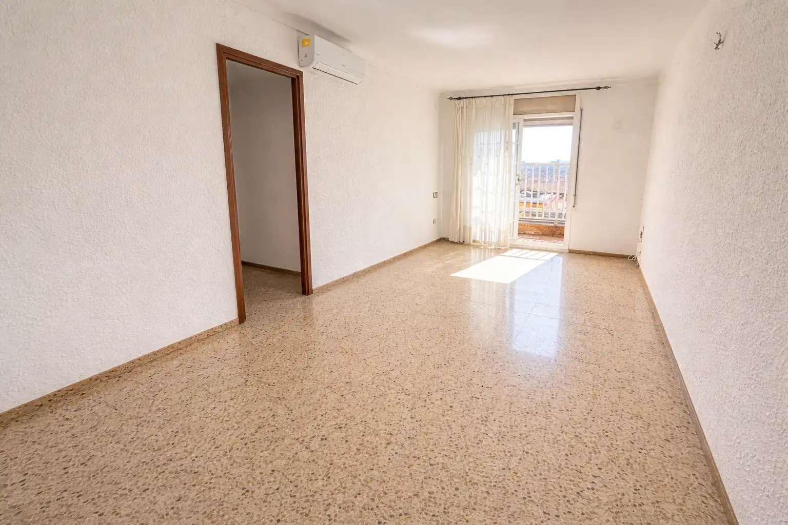 Sala d'estar de Pis en venda en Santa Coloma de Gramenet amb Calefacció, Terrassa i Rentadora