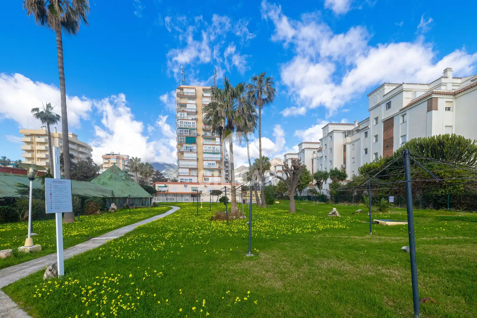 Vista exterior de Estudi en venda en Benalmádena amb Calefacció, Jardí privat i Piscina