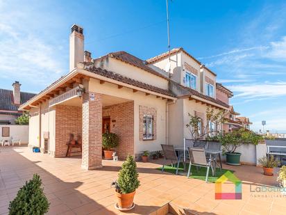 Vista exterior de Casa adosada en venda en Olías del Rey amb Aire condicionat, Calefacció i Jardí privat