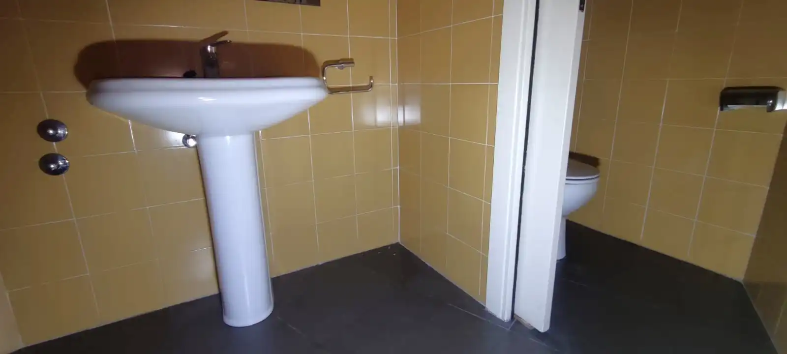 Bathroom of Commercial properties for sale in  Pamplona / Iruña