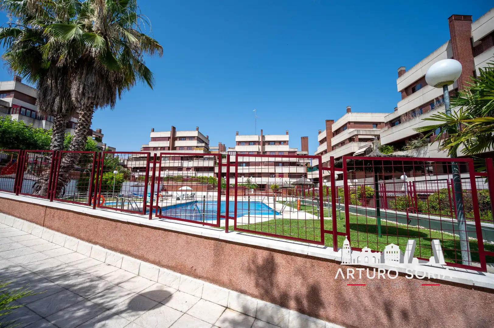 Vista exterior de Àtic de lloguer en La Moraleja amb Terrassa i Piscina comunitària