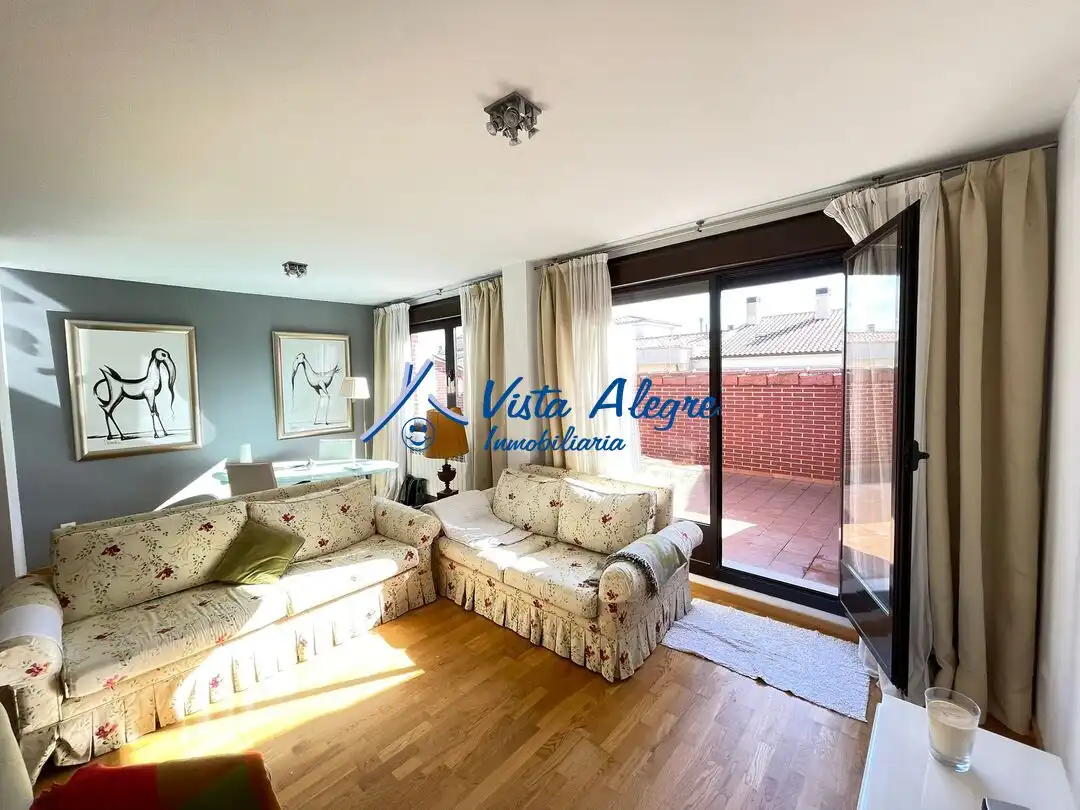 Sala de estar de Ático en venta en Haro con Calefacción, Parquet y Terraza