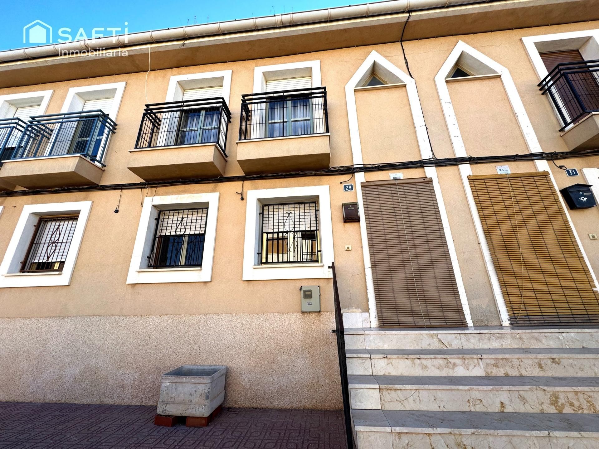 Vista exterior de Casa adosada en venda en El Pinós / Pinoso amb Terrassa i Balcó