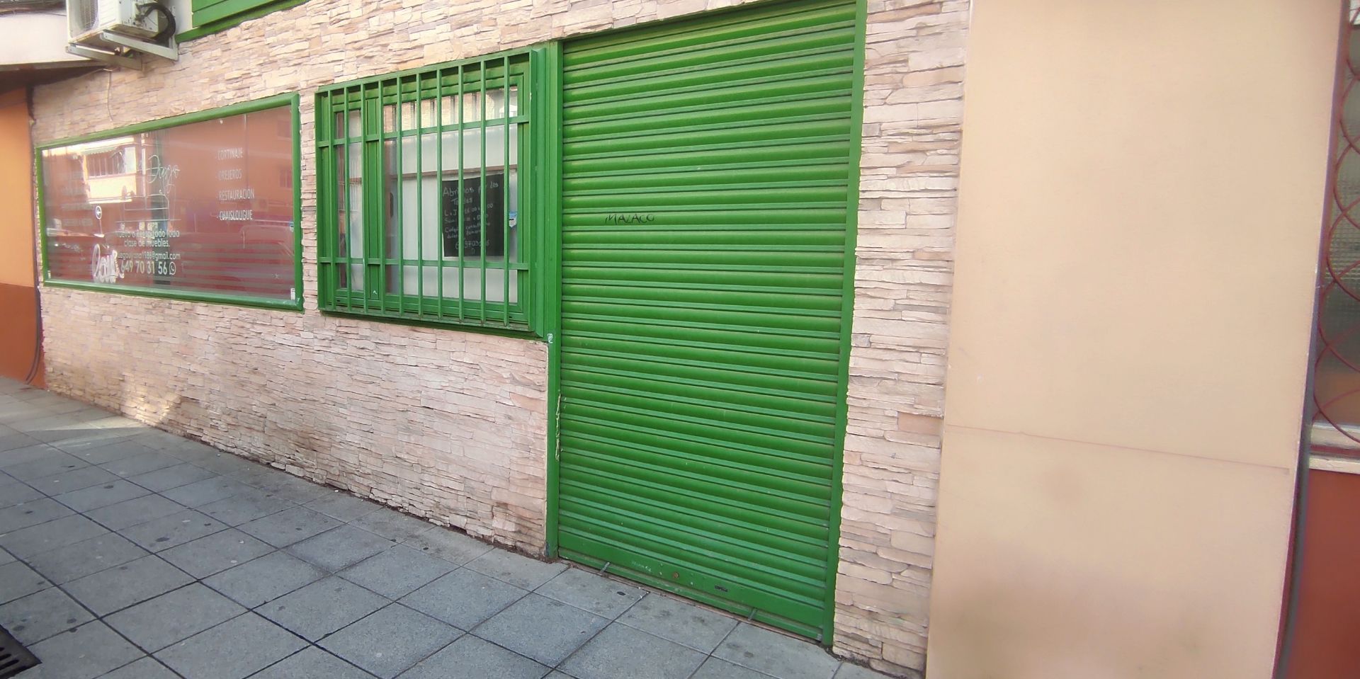 Vista exterior de Local en venda en Parla amb Aire condicionat, Calefacció i Alarma