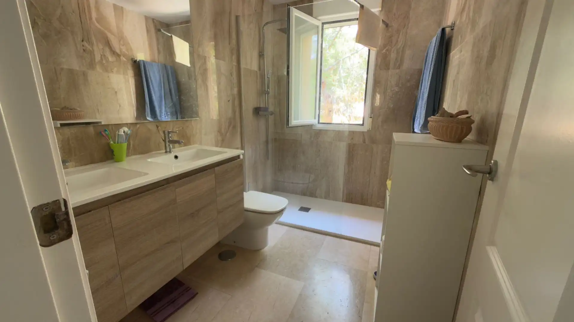 Baño de Piso en venta en Marbella con Aire acondicionado, Terraza y Amueblado