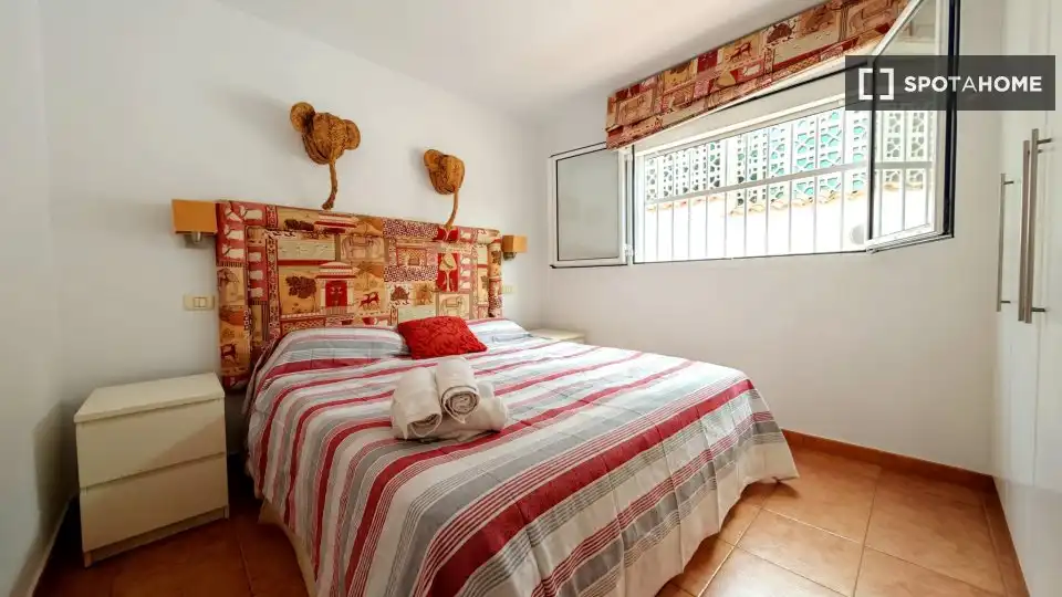 Dormitori de Apartament per a compartir en San Bartolomé de Tirajana amb Aire condicionat, Terrassa i Moblat